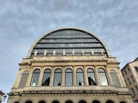 (2026) La Façade de l’Opéra de Lyon côté de la place de la Comédie. « Théâtre » est gravé au centre des 8 muses.